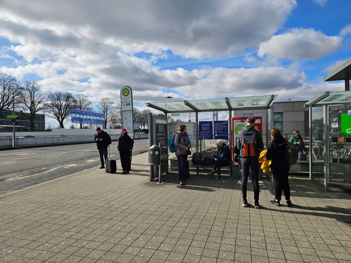 Zastávka autobusu 490 a automat na jízdenky