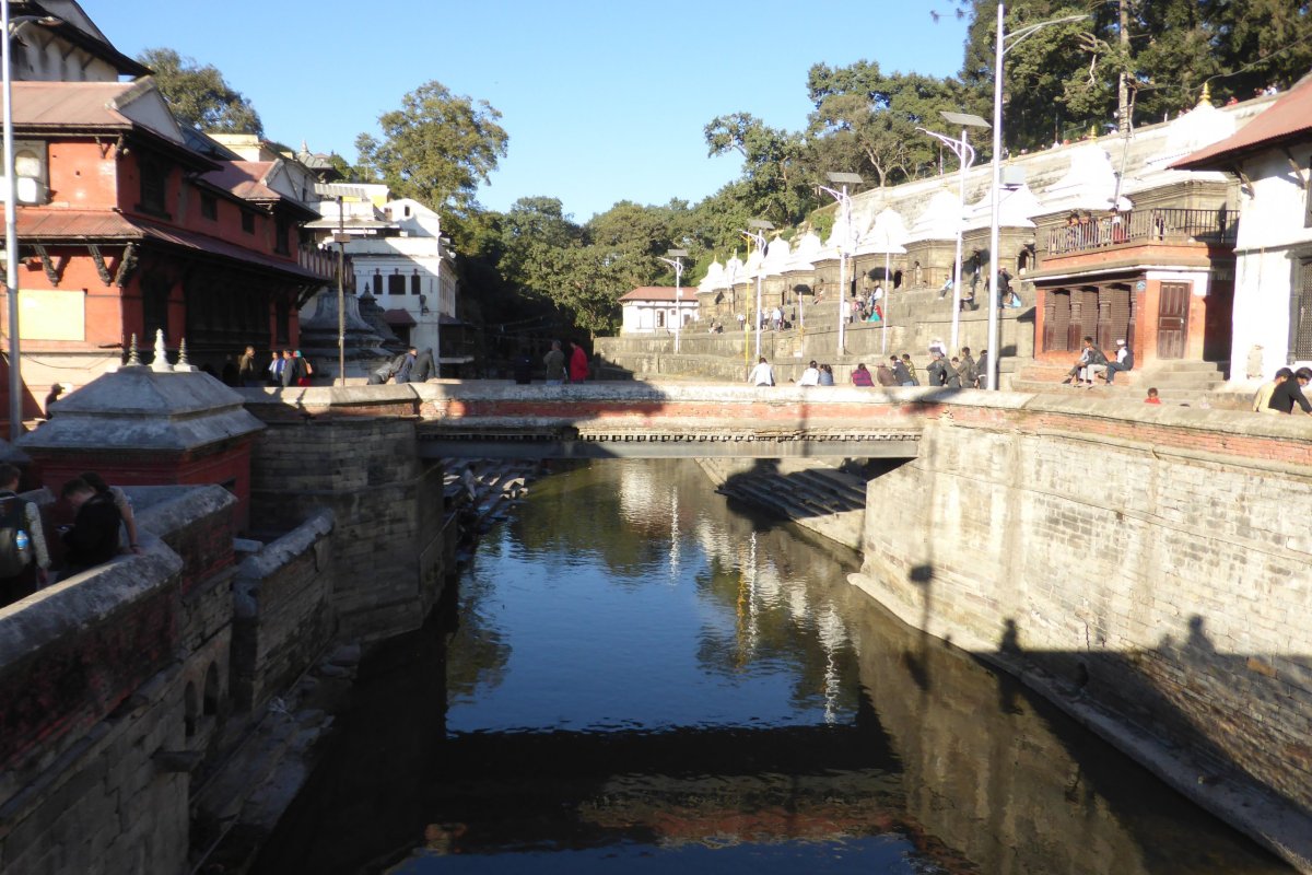 Chrám Pashupatinath a řeka Bágmatí