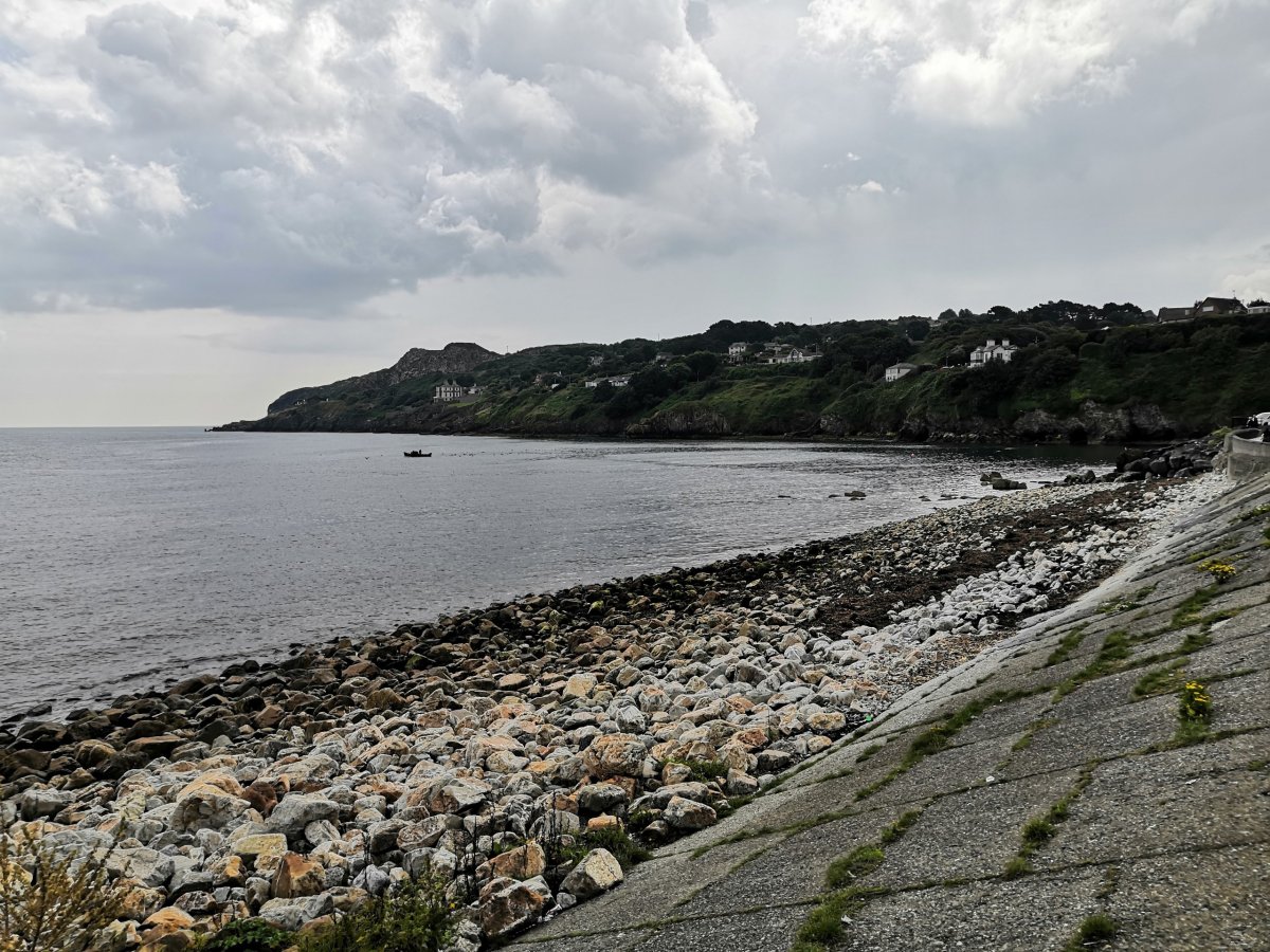 Domky nad pobřežím