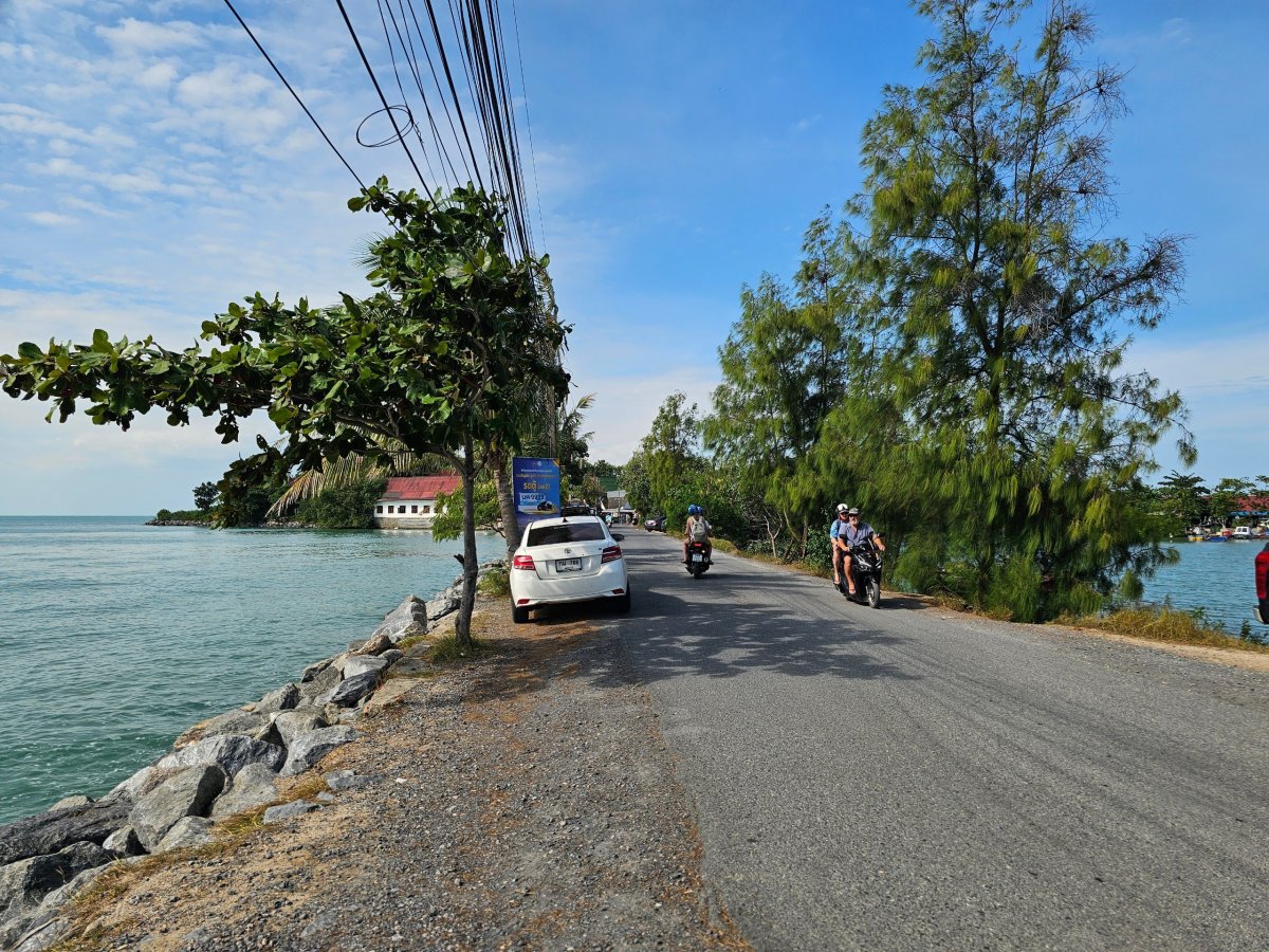 Cesta k Wat Phra Yai a možnost parkování