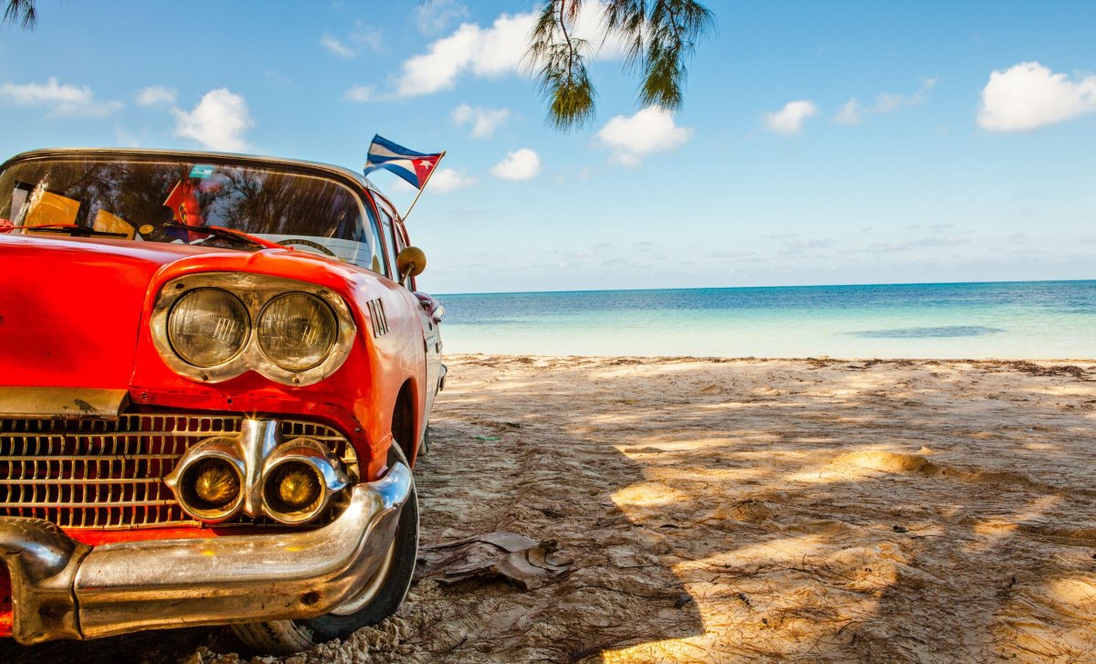 Kuba - auto a pláž