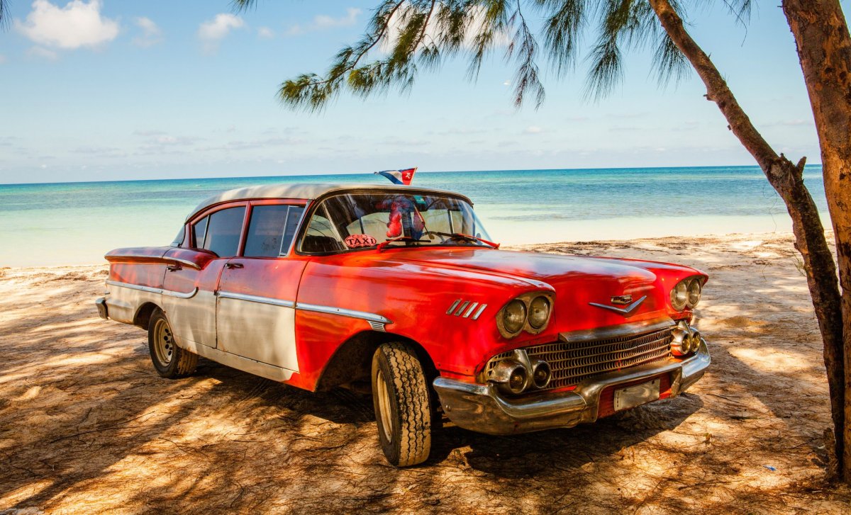 Červené auto na Kubě