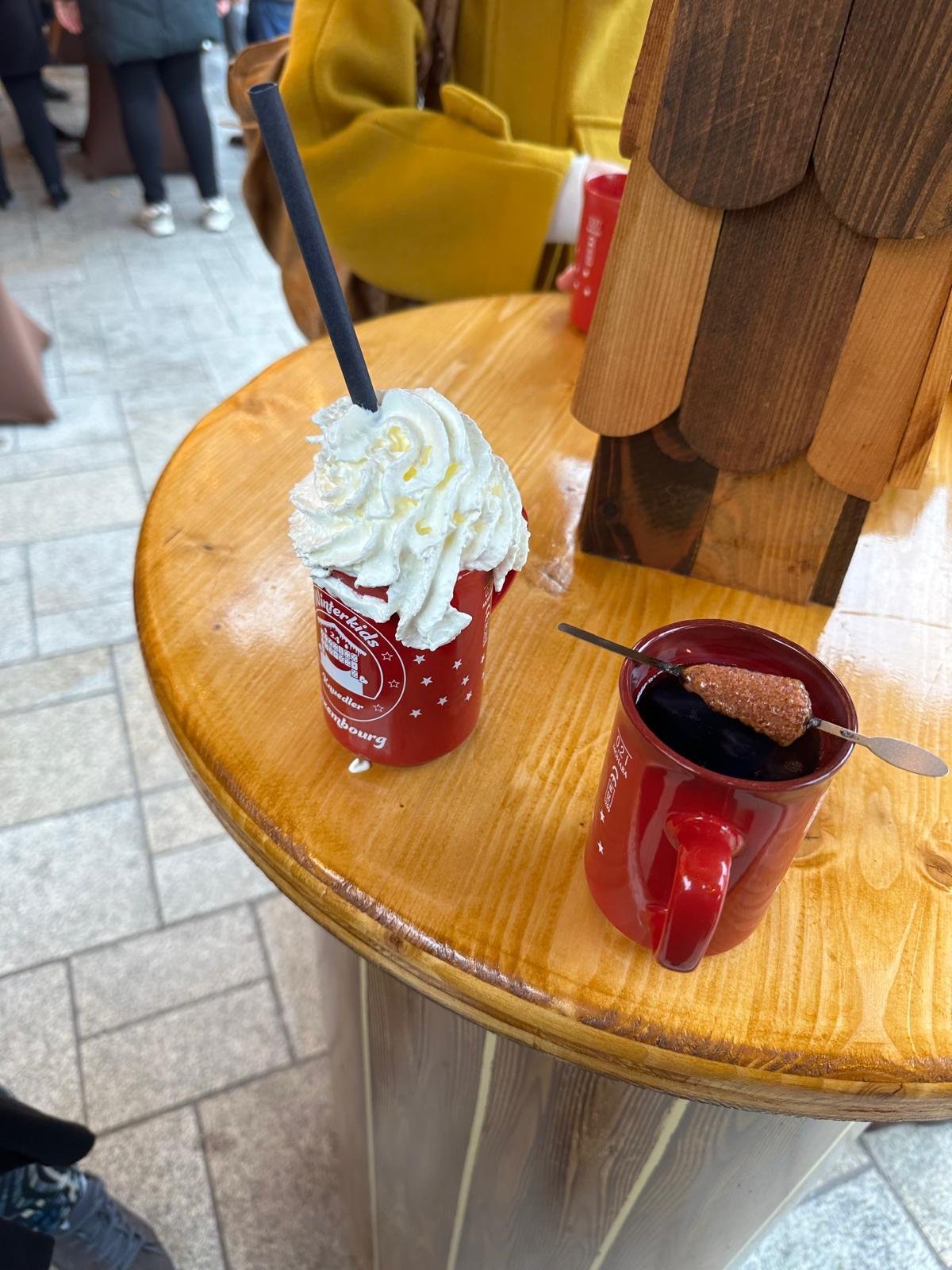 šokoláde a hořící punč