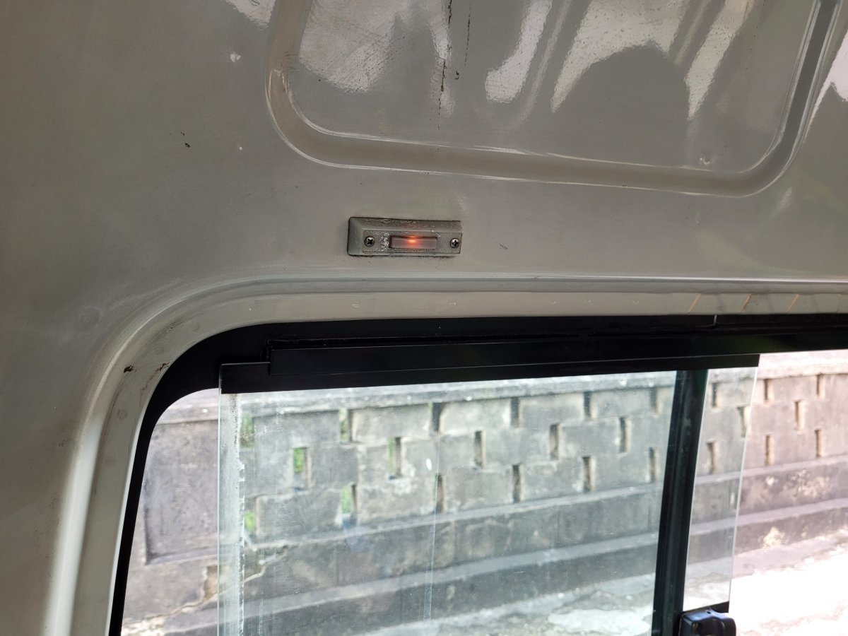 Tlačítko pro výstup v dodávce