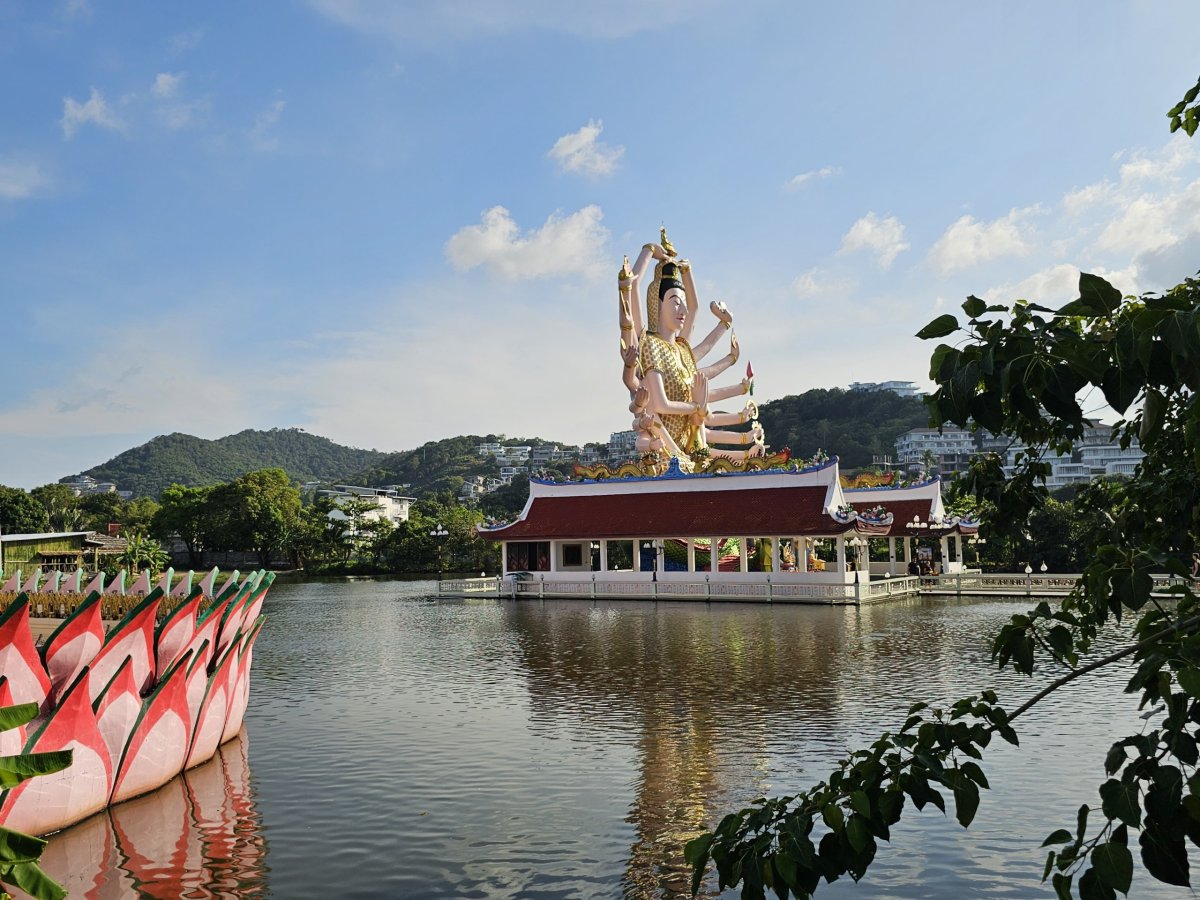 Wat Plai Laem