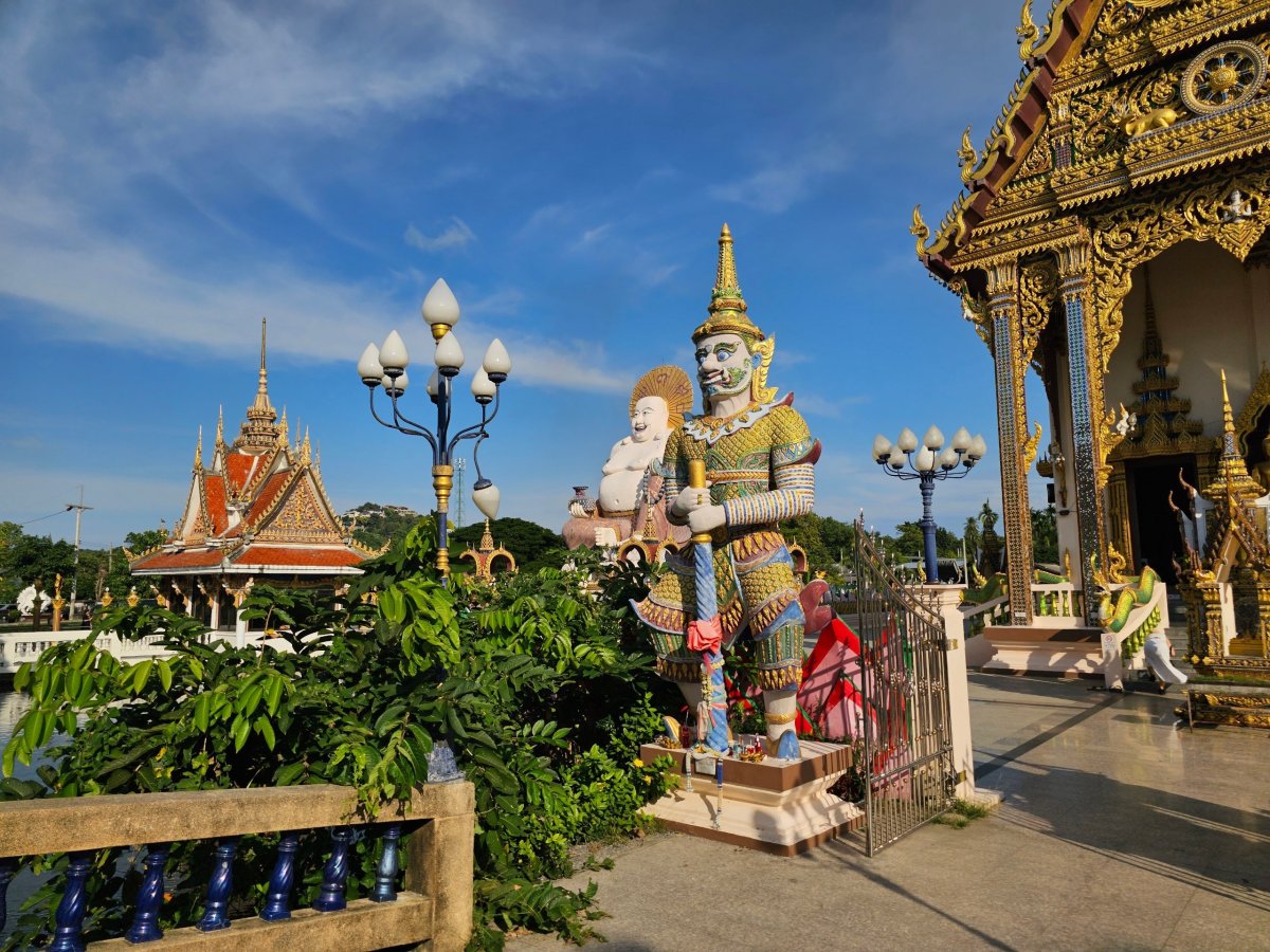 Wat Plai Laem