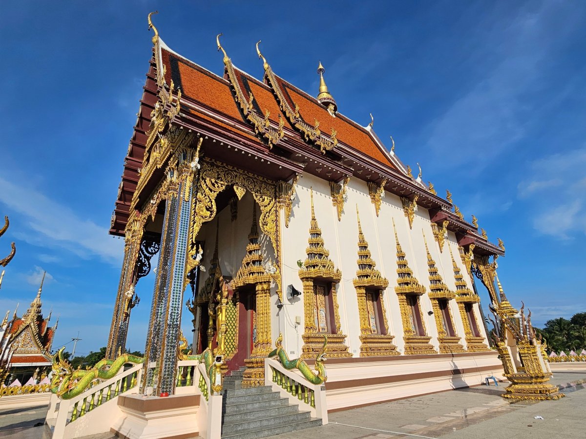 Wat Plai Laem