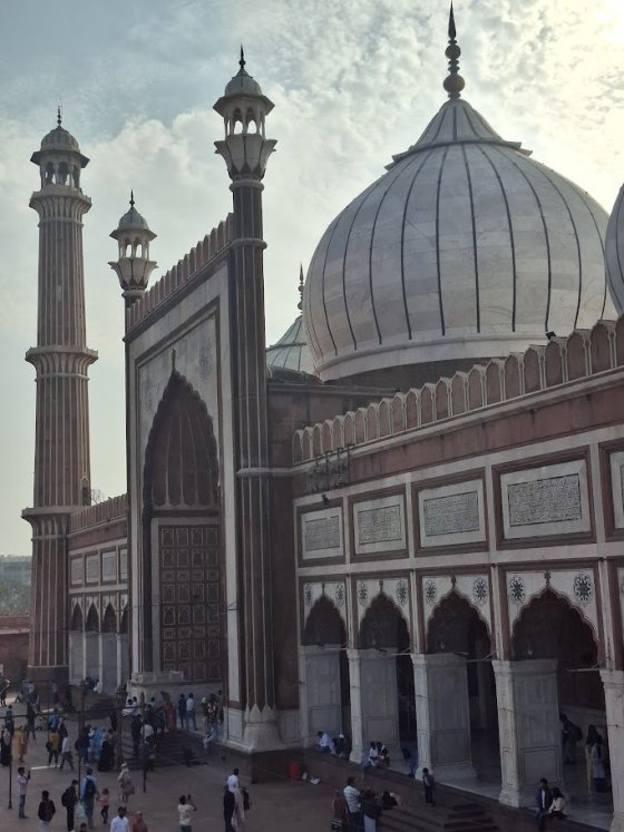 pojme 25 tis věřících