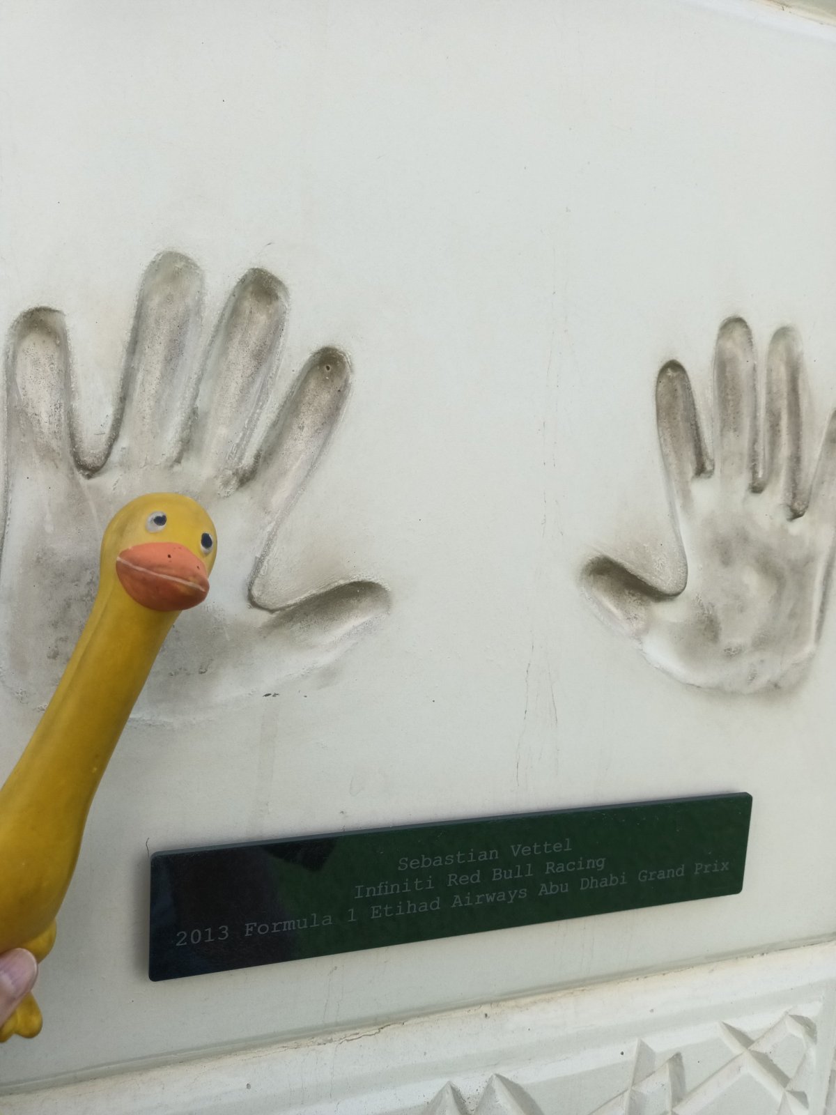 Sebastian Vettel jako vítěz GP Abú Dhabí 2013