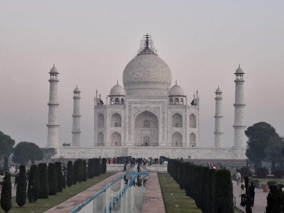 stavbu z bílého mramoru nechal v 17. století postavit mughalský panovník pro svoji mladou ženu, která zemřela během porodu