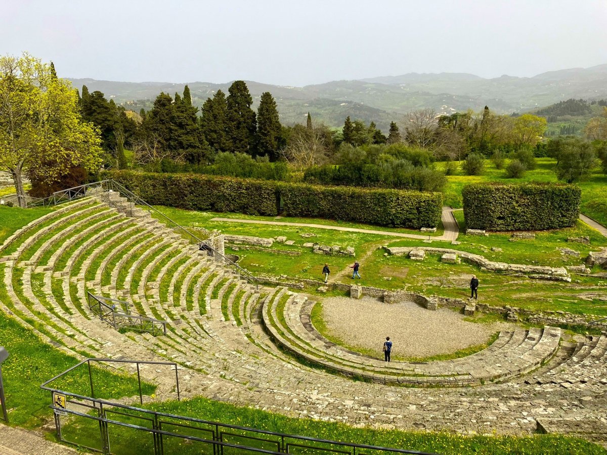 Areál divadla je klidný a z horních sedadel hlediště se nabízí velkolepý výhled na panorama vinic a toskánského venkova.