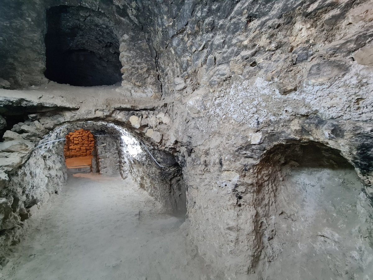 Chodby uvnitř skalního kláštera