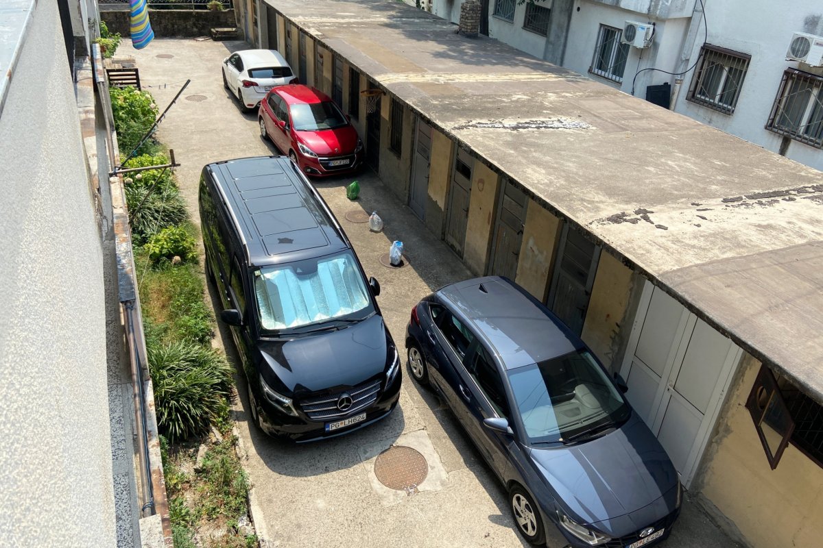 Šedý Hyundai vedle dodávky je náš :)