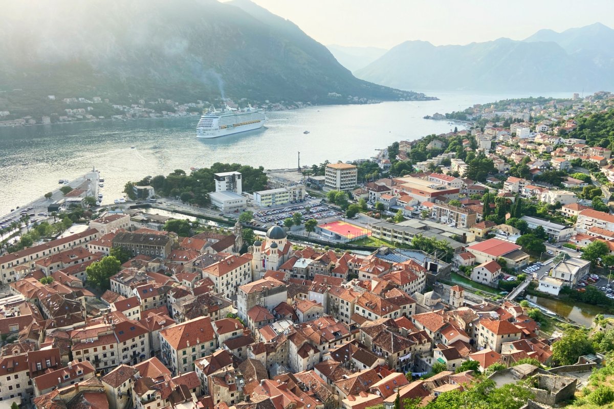 Výhled na Kotor z hradeb