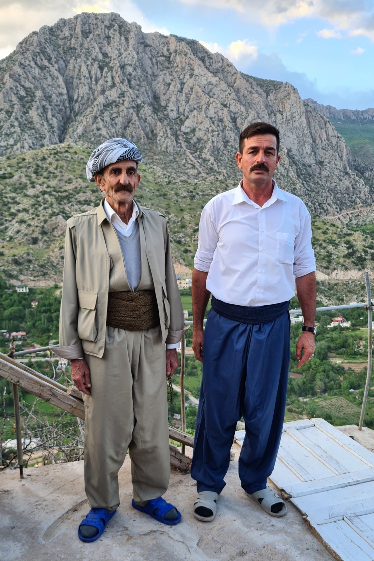 Muži Kurdistánu. Mladší generace se obléká v západním stylu.