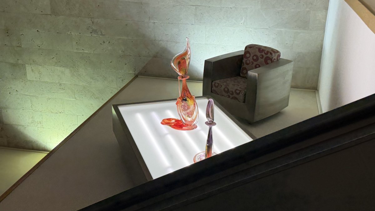 Navíc tyto pohybující se schody vedou galerií umění