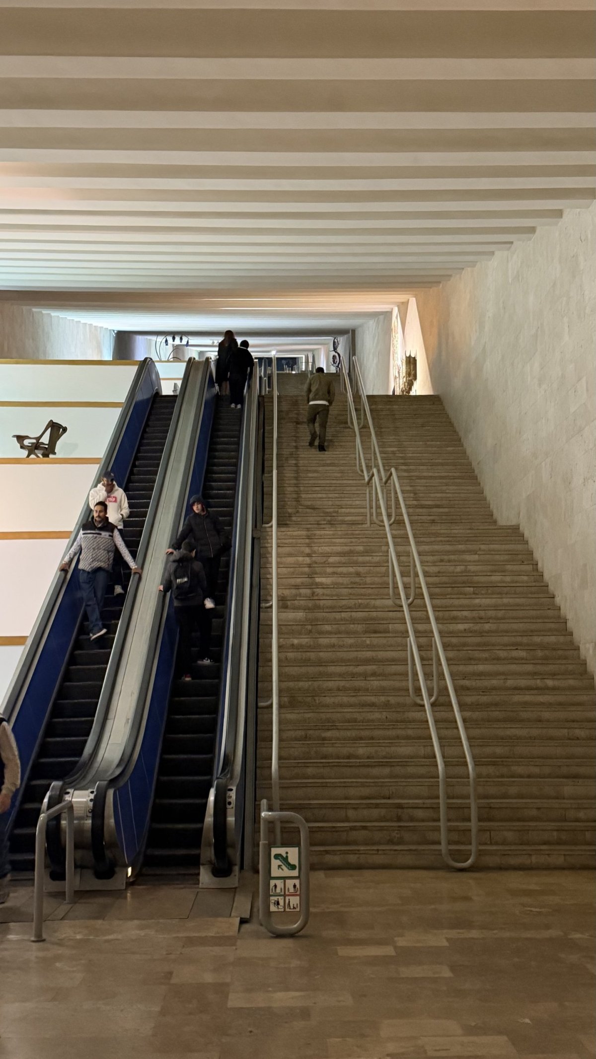 Vnitřkem Cascade komplexu vede asi 10 eskalátorů takže není nutné to šlapat pěšky