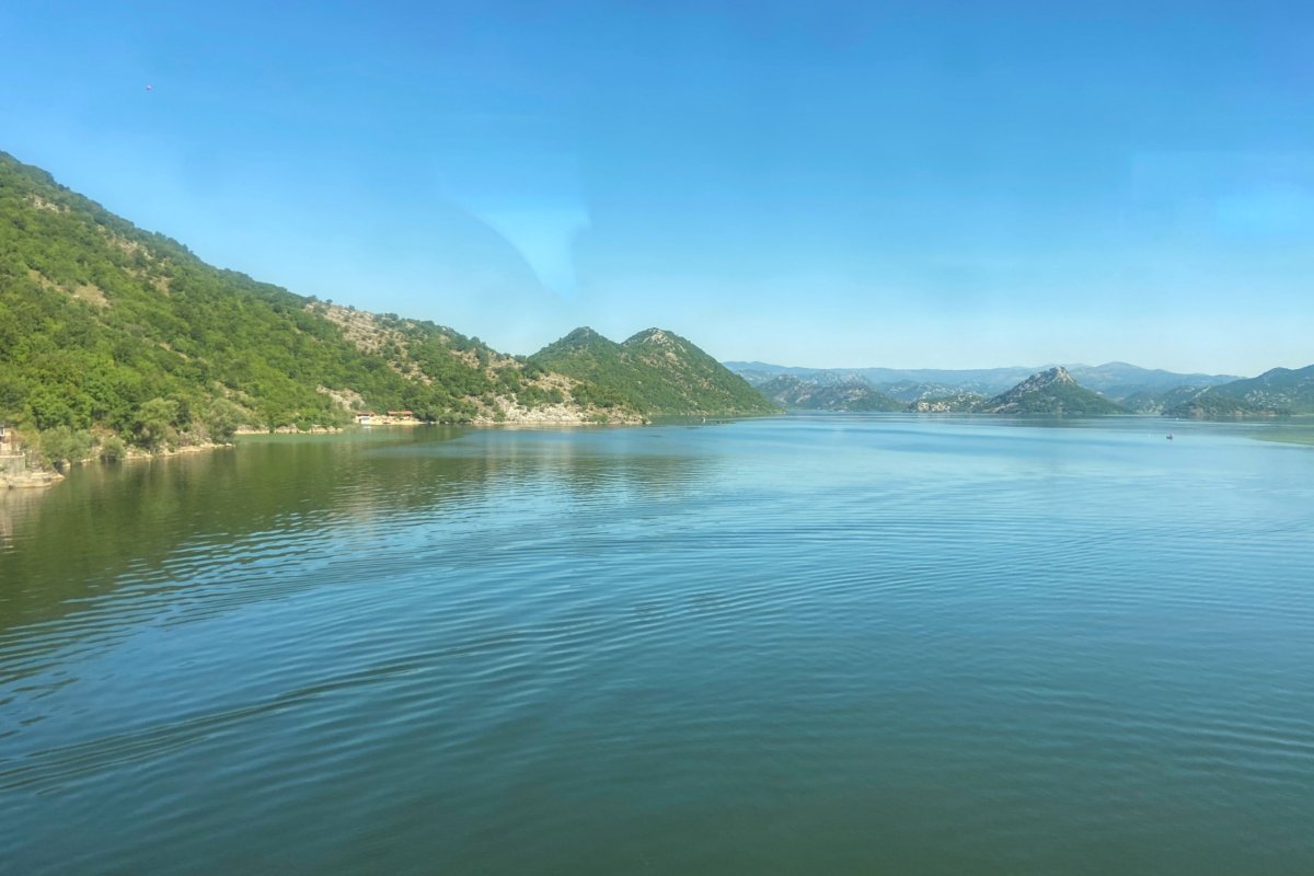 Cesta přes Skadarské jezero