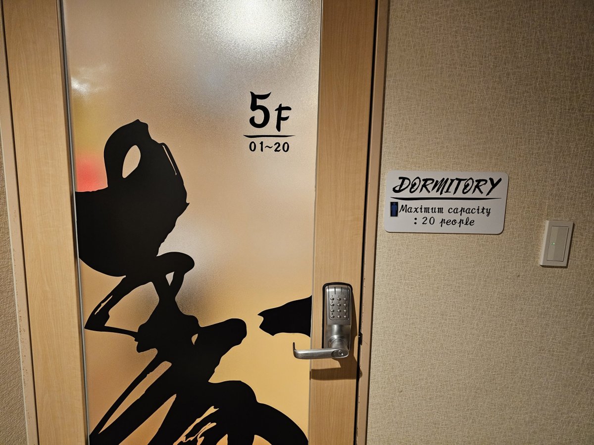 Zakódované dveře do společné místnosti v 5. patře