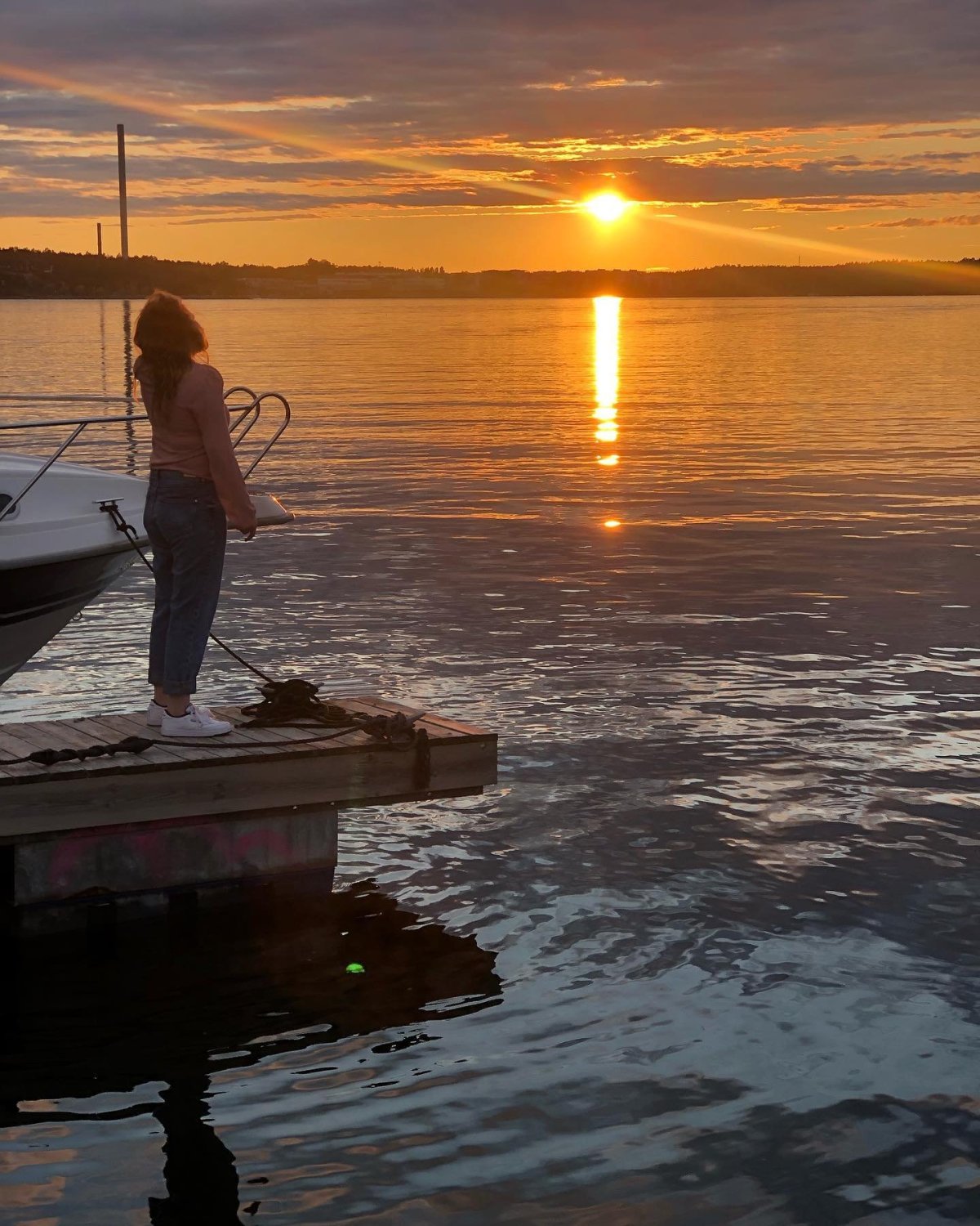 Západ slunce nad jezerem