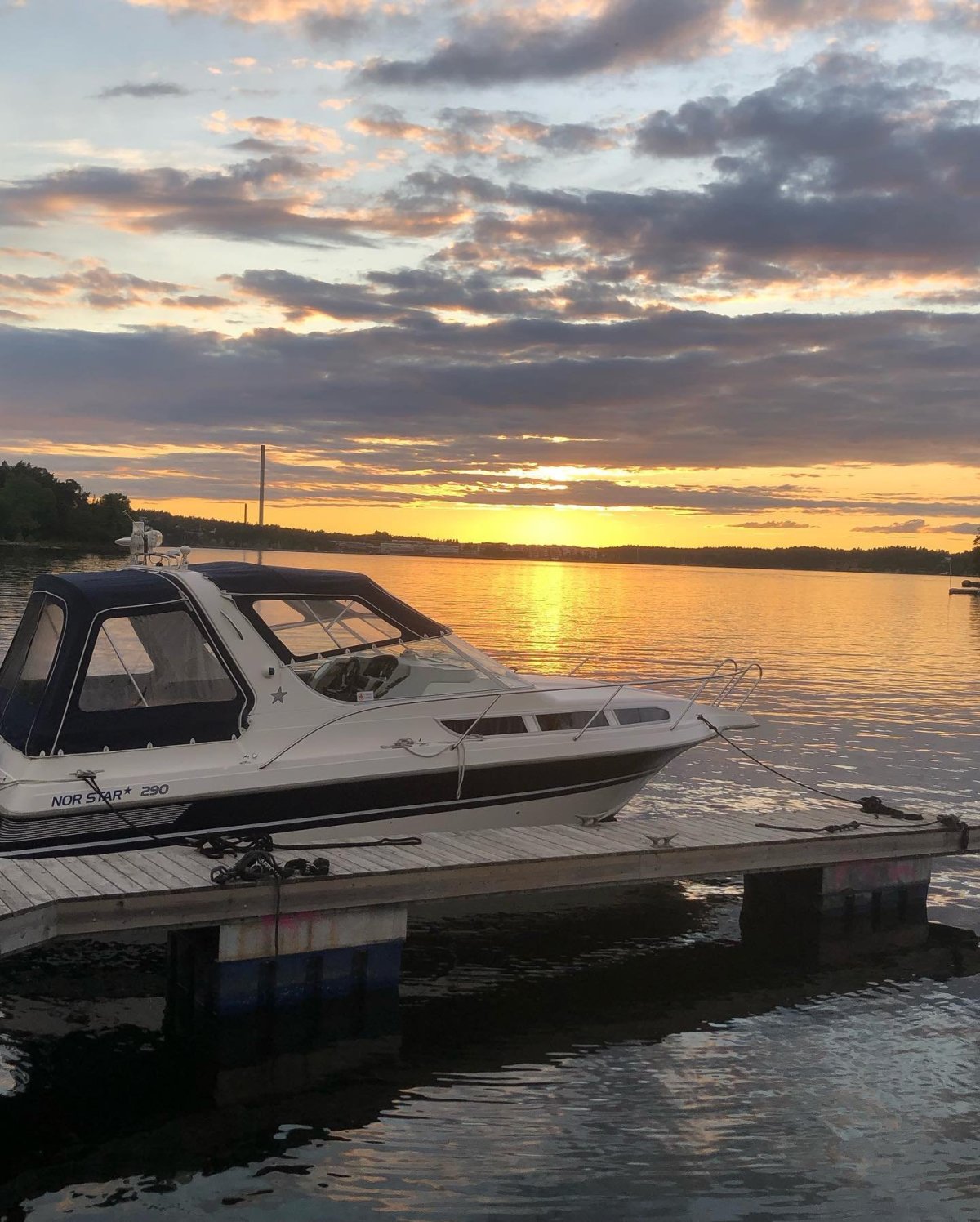 Západ slunce nad jezerem