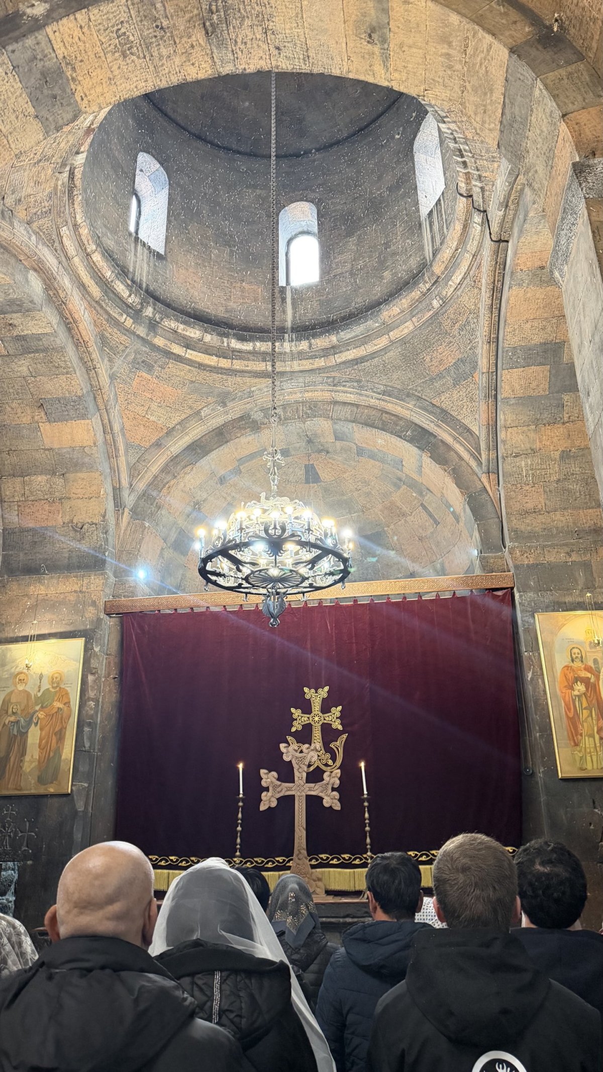 na Arménii je zajímavé to že oltáře vlastně nikdy nevidíš. Pokud nejsou svátky třeba velikonoce jsou oltáře skryty před zraky ná