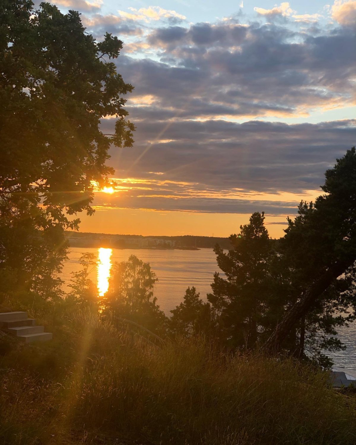 Západ slunce nad jezerem