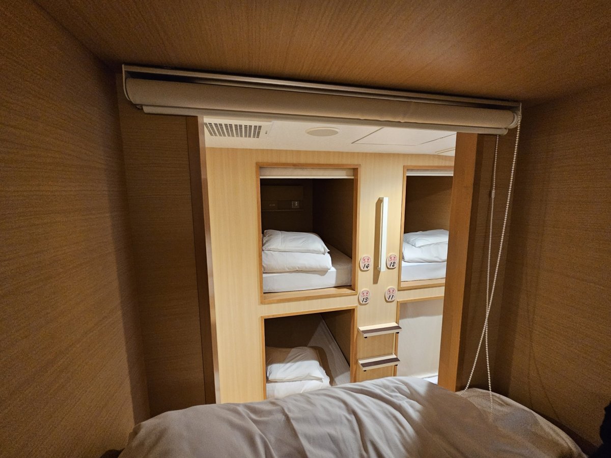 Kapsle s otevřenou roletkou