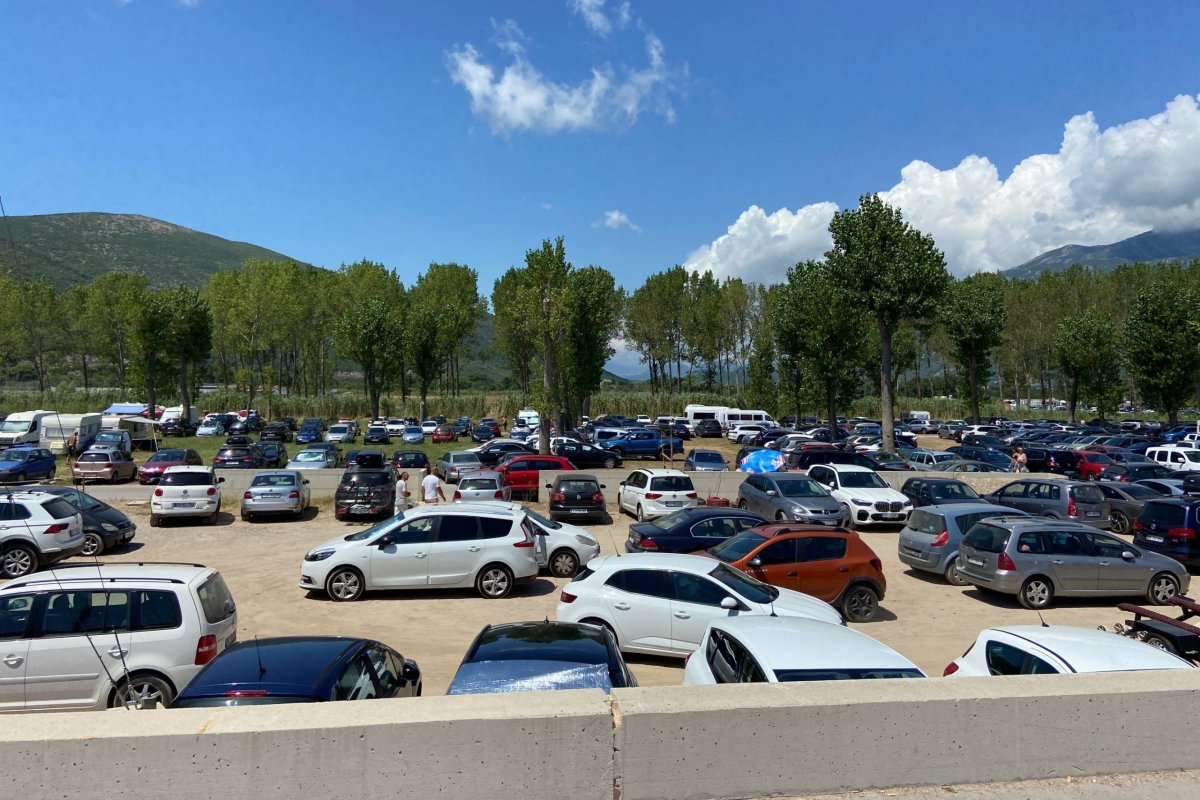 Pláž Jaz, parkovací peklo