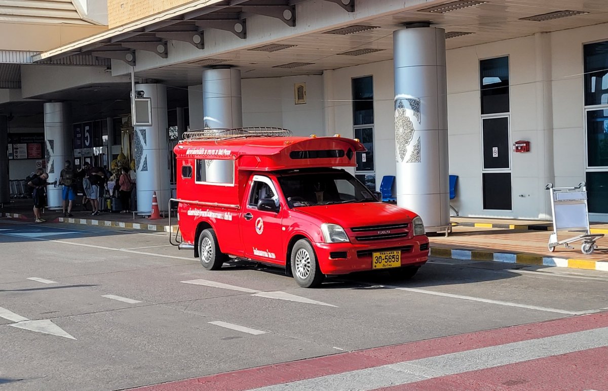 Songhtaew před terminálem CNX