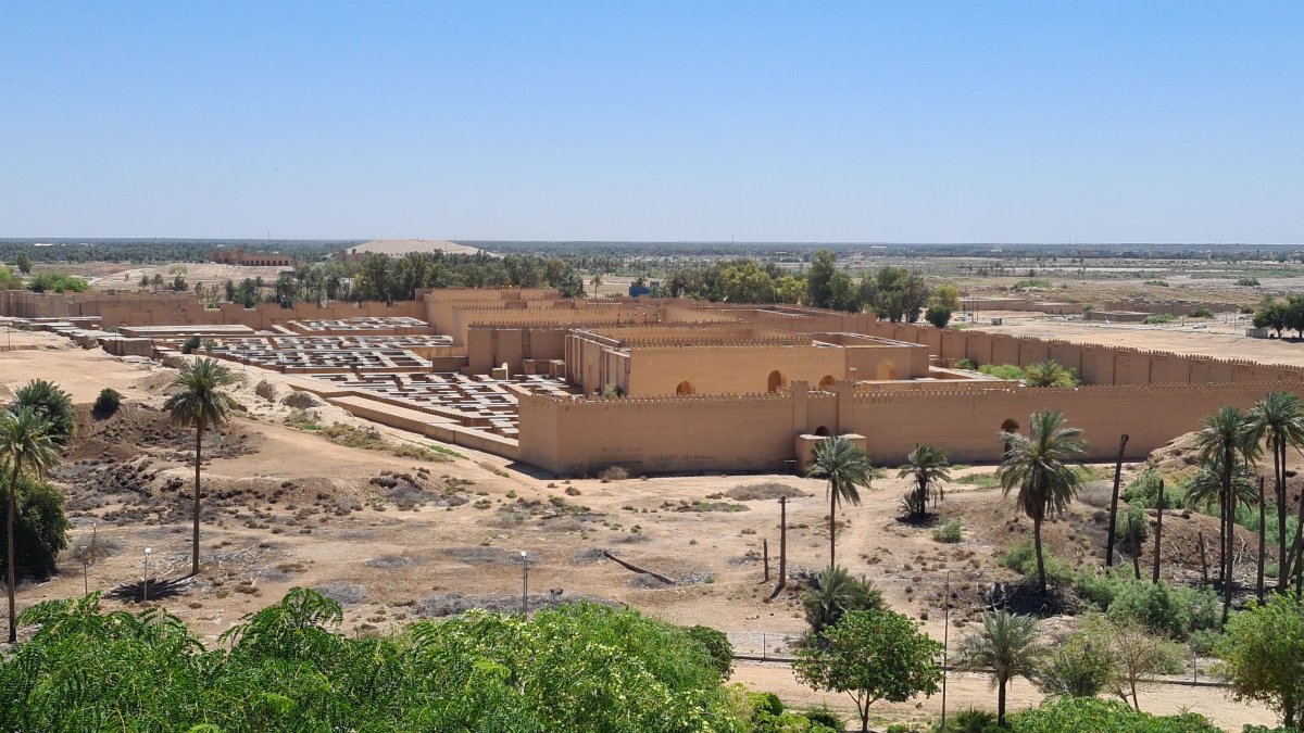 Výhled od Saddámova paláce na zbytky Babylonu