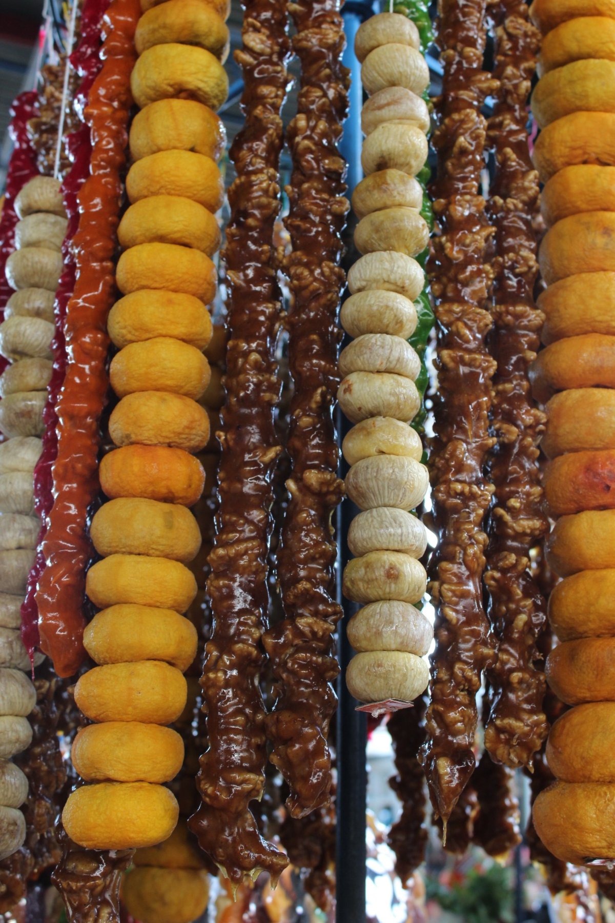 Ořechy navlečené na niti máčené v horkém sirupu z hroznové šťávy a mouky – šaroc nebo sudžuch