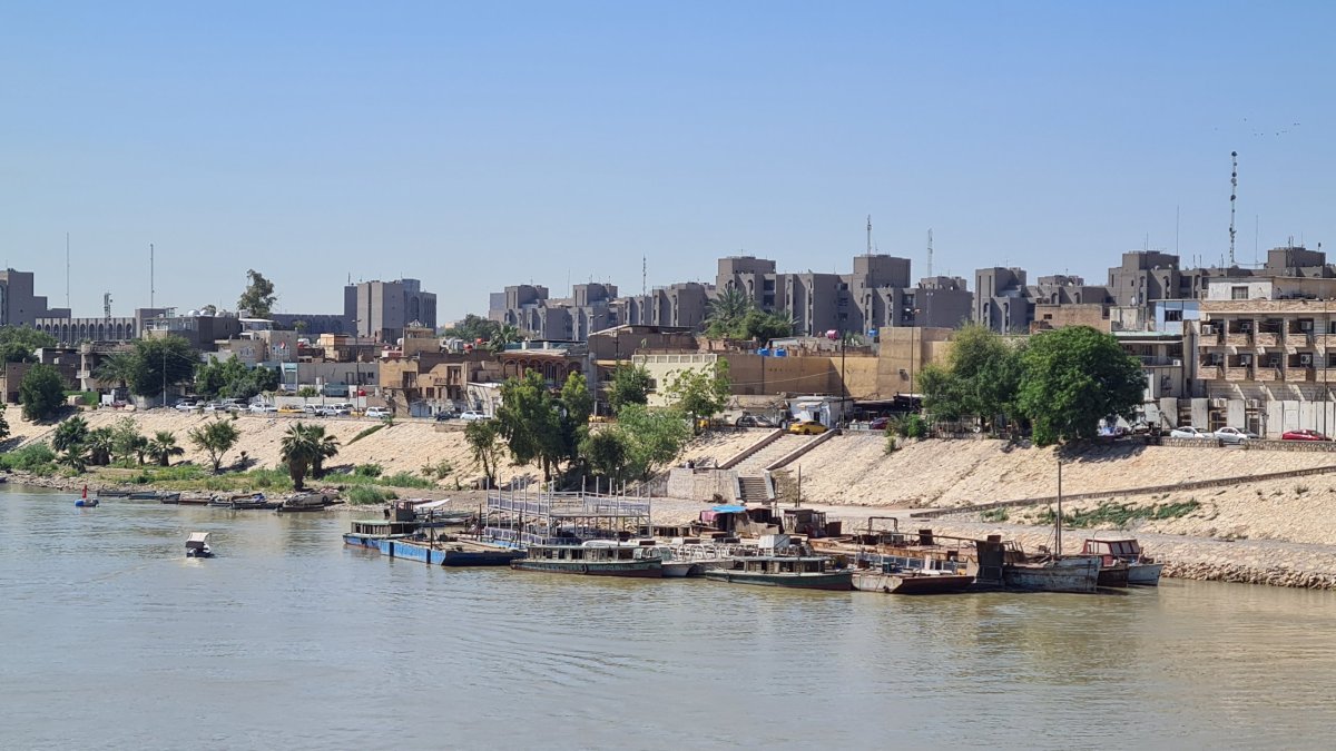 Břeh Tigrisu protékajícího hlavním městem