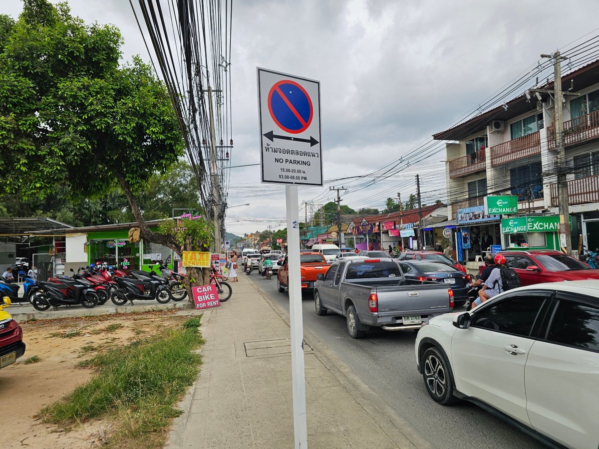 Zákaz stání podél hlavní silnice