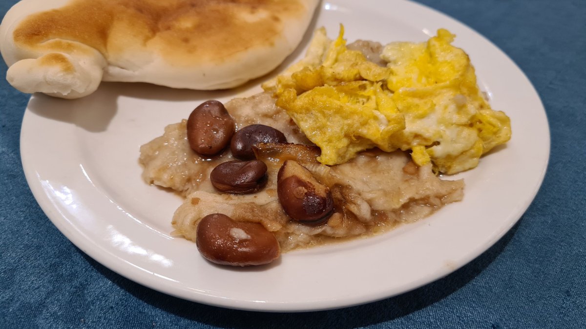 Tradiční slaná snídaně - fazole s tukem a vejci.