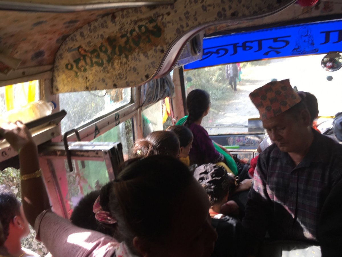 Local bus, který nás nabírá v Besisahar. Už se nám podařilo dostat se dovnitř.