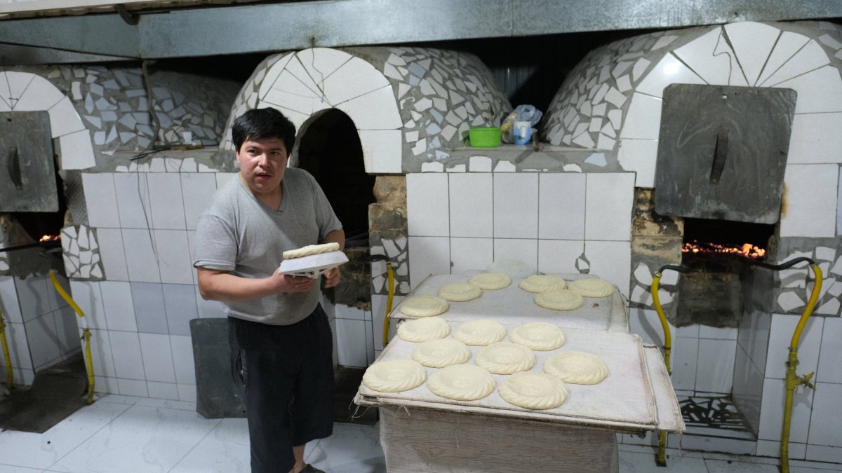 nasledoval nákup tradičního kyrgyzského chleba včetně návštěvy pekárny.