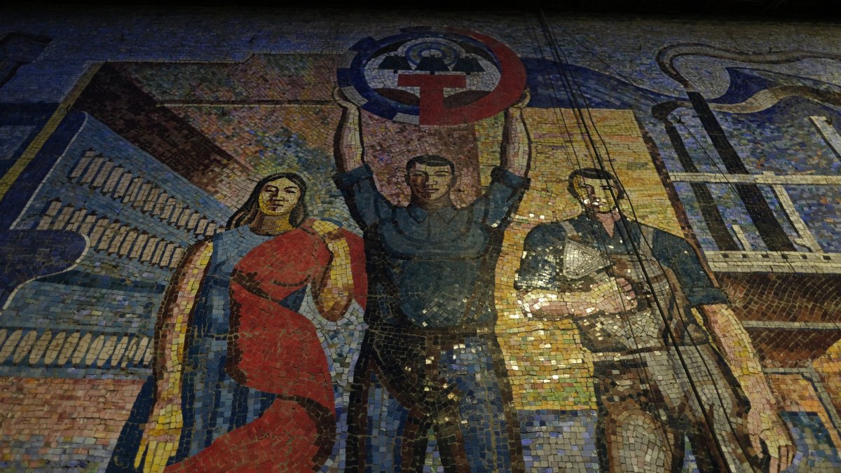 v kyrgyzskem Oshi jsme nemohli nemitnout tuto krasnou Soviet Mozaiku.