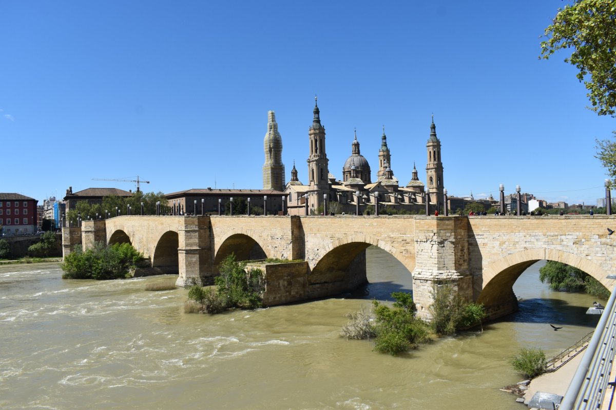 kamenný most přes řeku Ebro s katedrálou