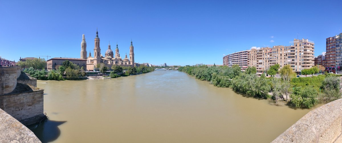 pohled na katedrálu a řeku Ebro