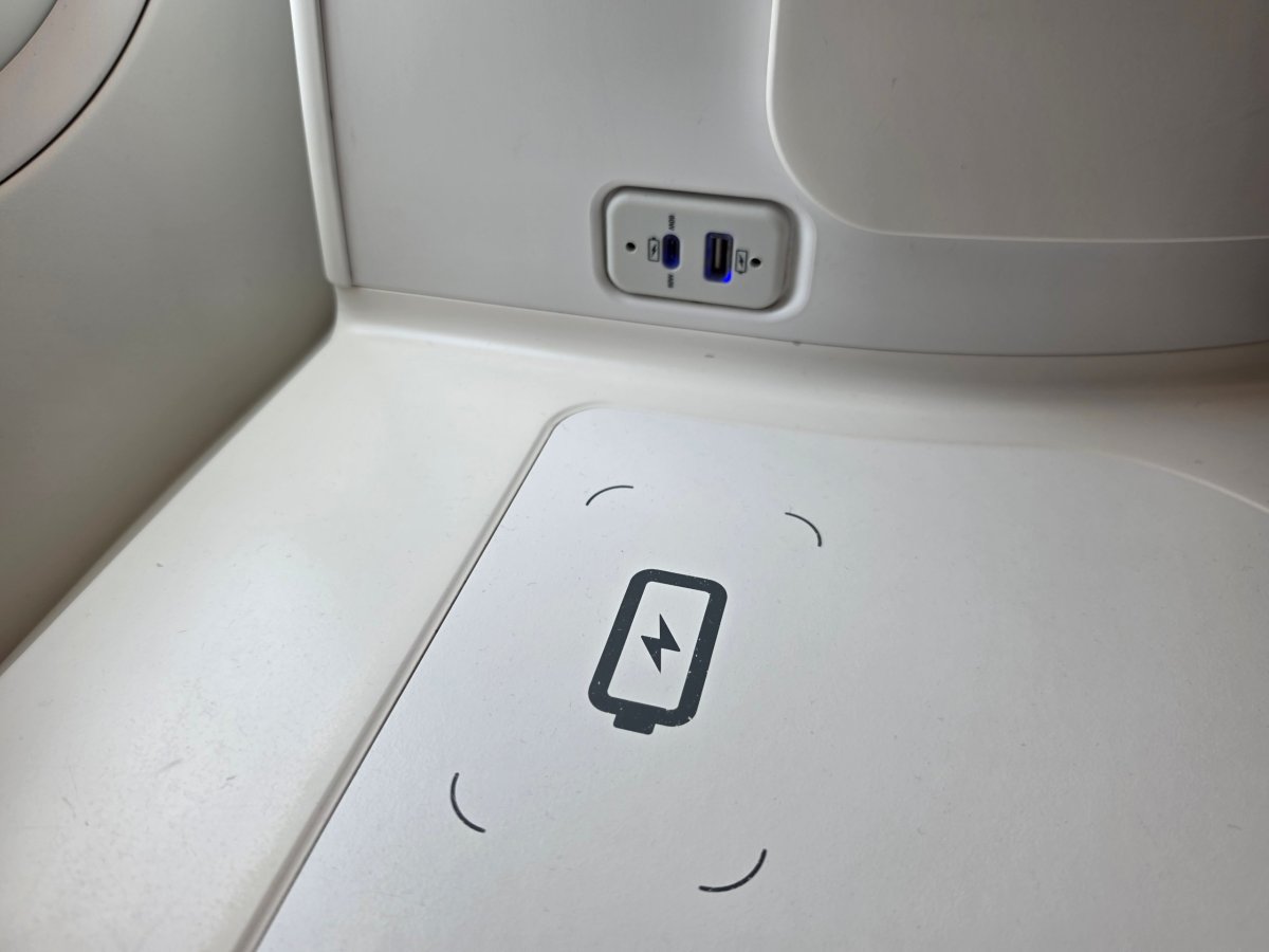 Bezdrátové nabíjení a USB porty