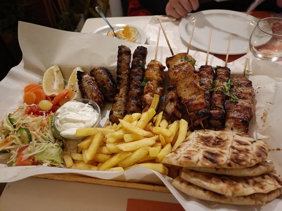 Večeře v řecké restauraci To Anamma Traditional Restaurant, menu pro dva 22€