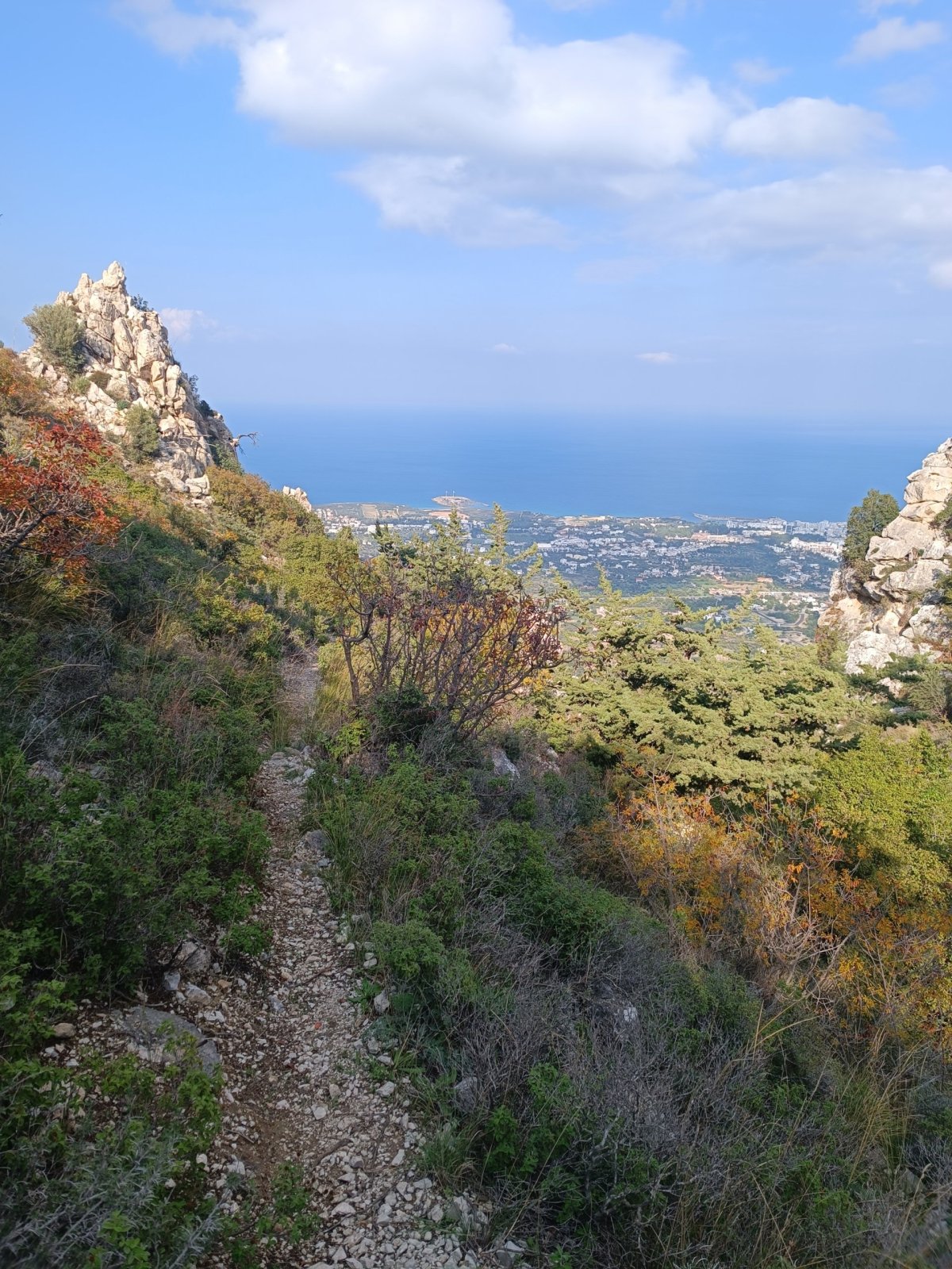 Touhle fešnou cestičkou jsme sestoupily až do Girne