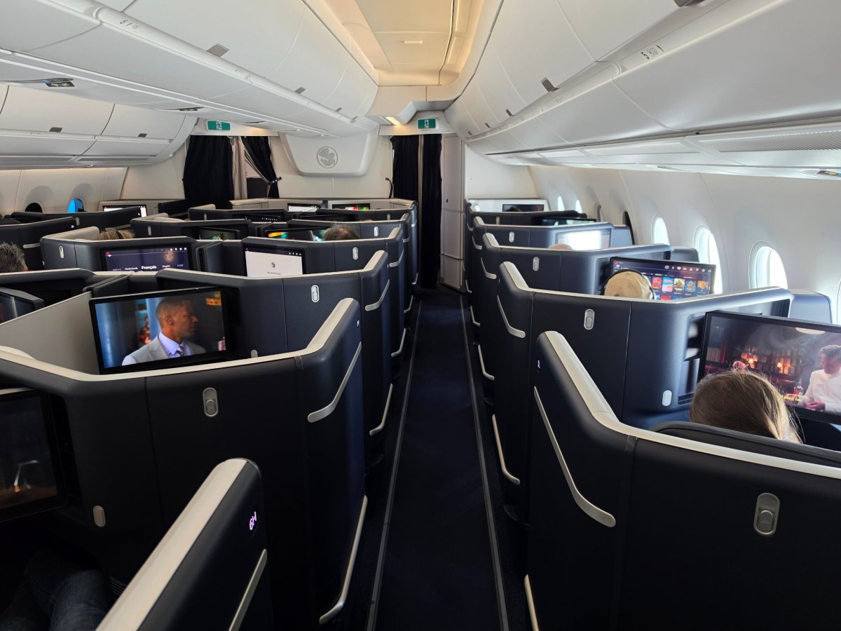 Pohled na kabinu business class během letu