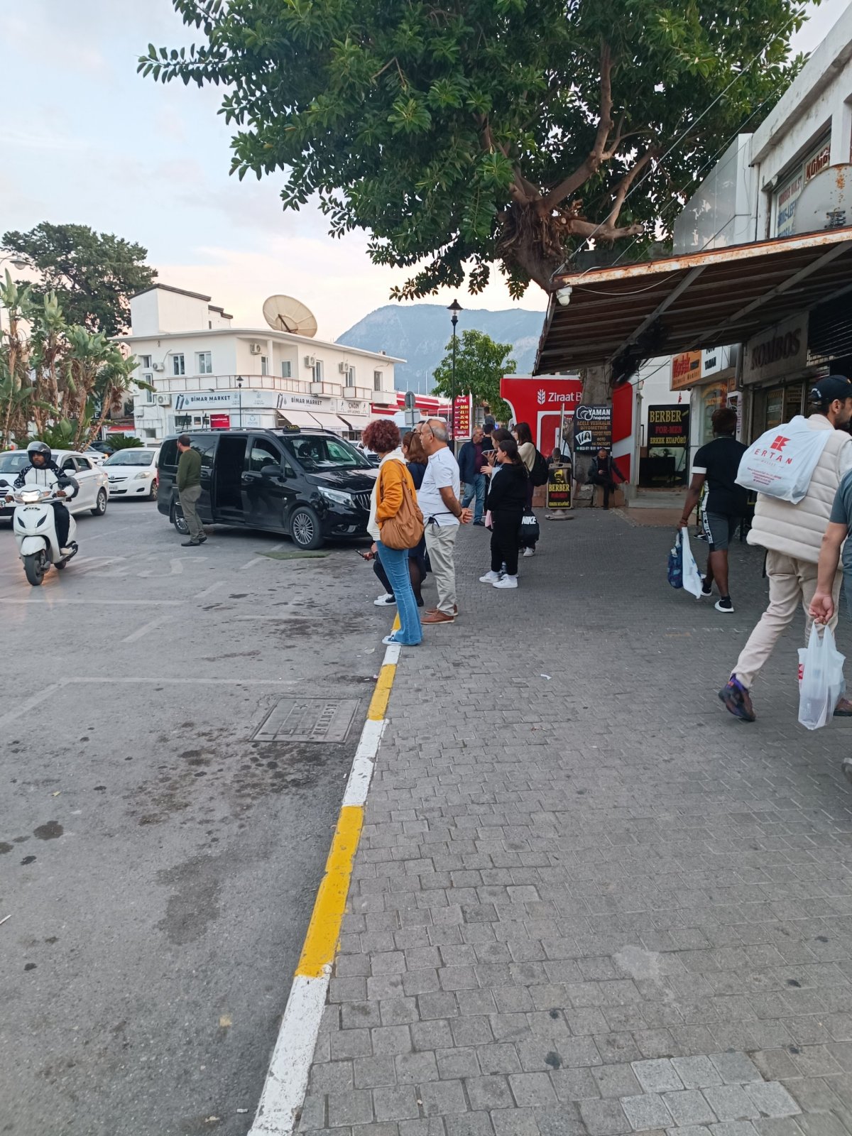 A tohle je zastávka. Poznat to lze jen podle výrazu lidí. 