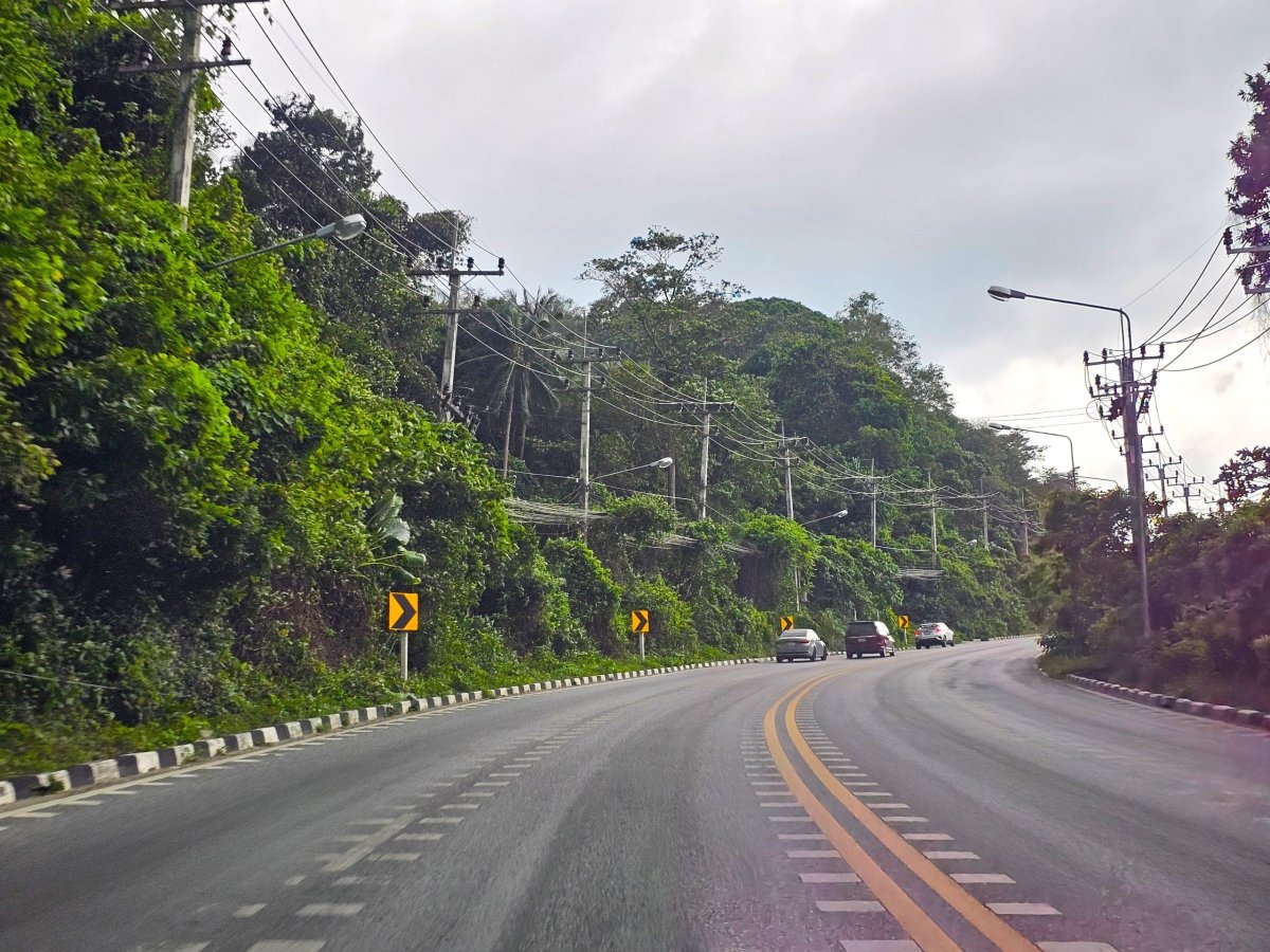 Hlavní silnice kolem ostrova