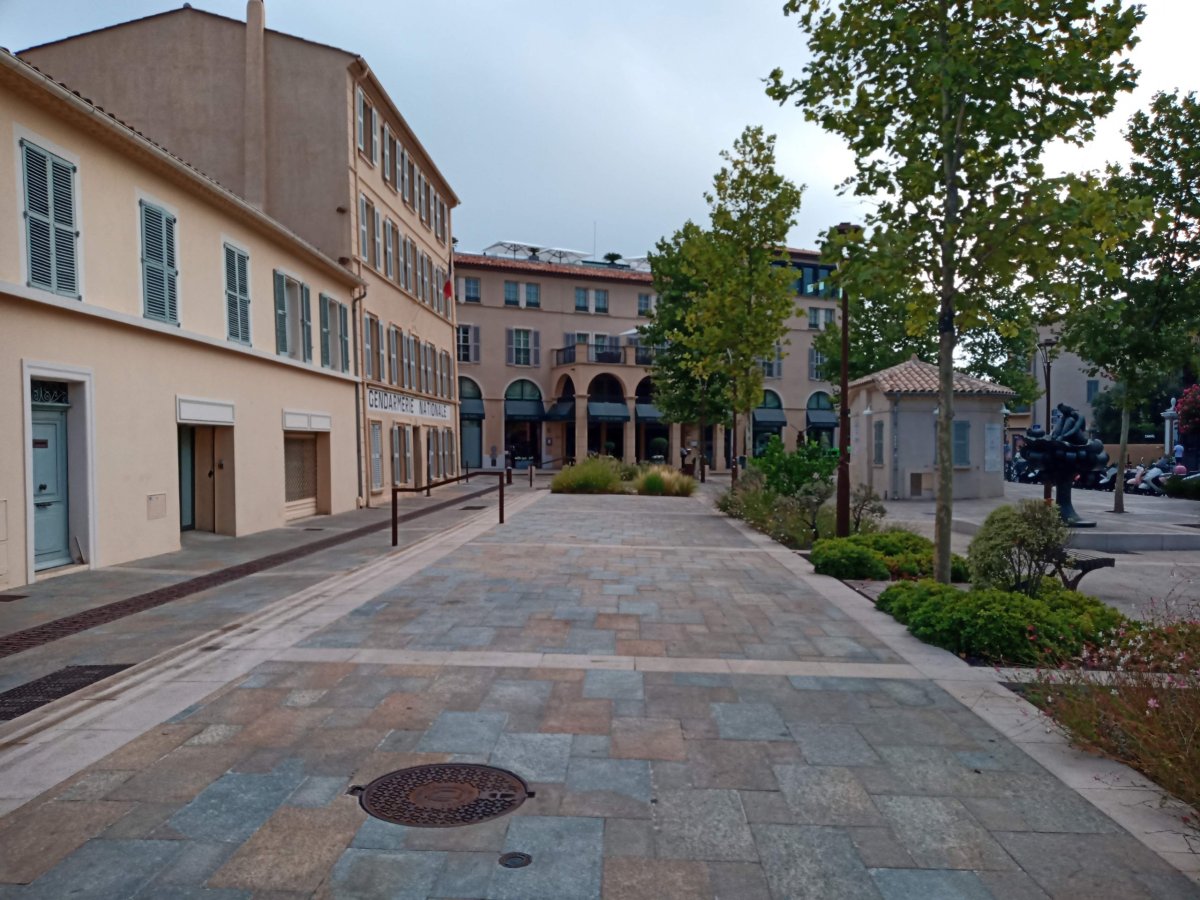 Saint Tropez před muzeem