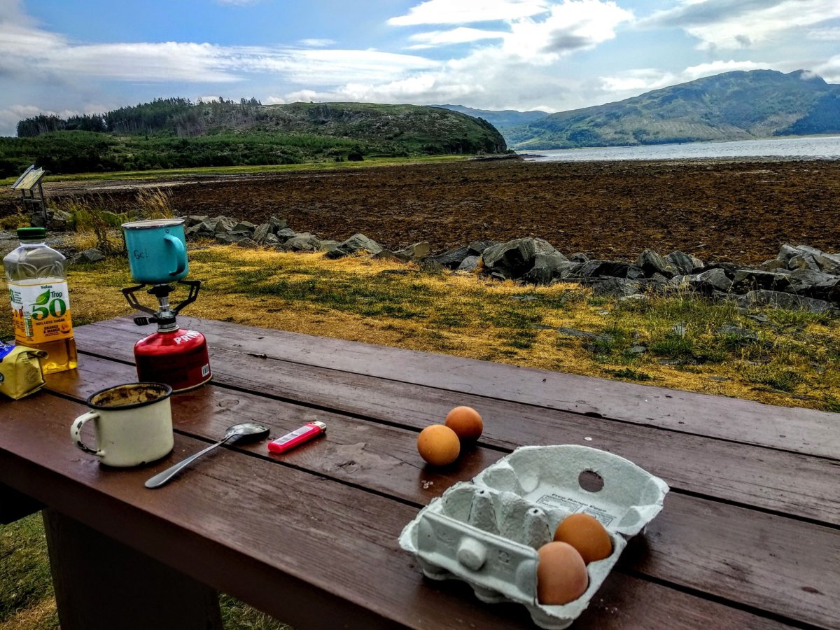 Na hodně místech jsou lavičky u pobřeží 