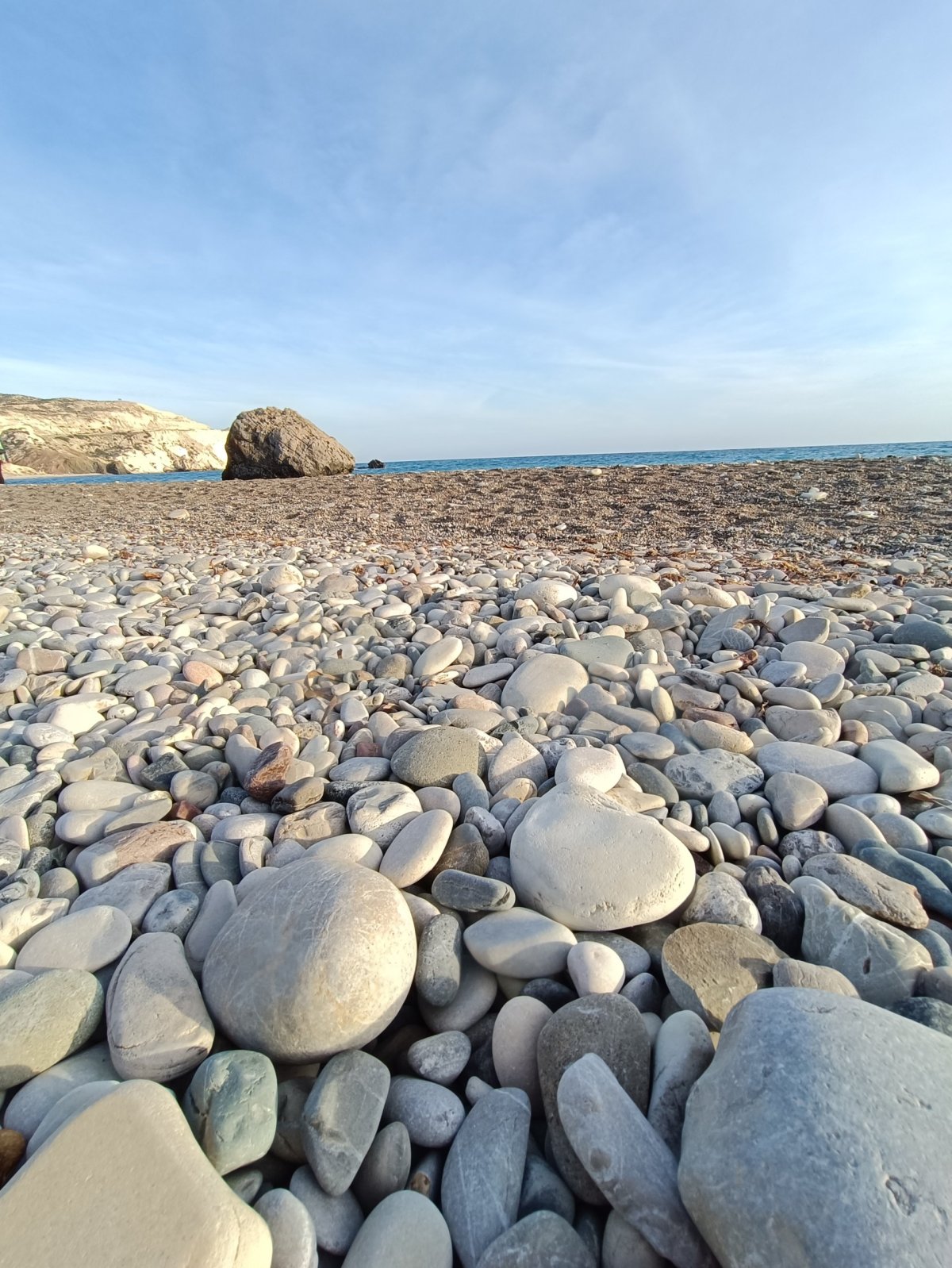 Oblázková pláž na Petra tou Romiou