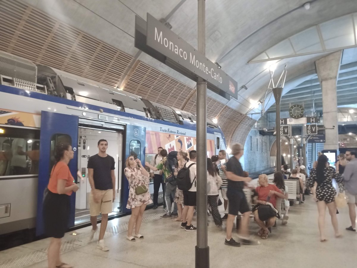 Vlaková stanice Monako , nádraží spadá pod Francouzskou železnici s přímými vlaky do/z Itálie